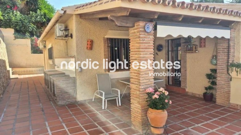 Villa independiente con preciosos jardines en La Cala de Moral
