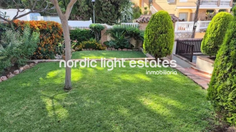 Villa independiente con preciosos jardines en La Cala de Moral