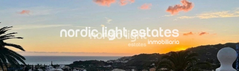 Encantadora casa adosada con 9 plazas de parking privadas en La Noria, Nerja