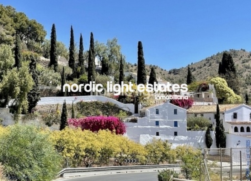 Exclusiva finca con 3 casas a solo 500 metros de Frigiliana