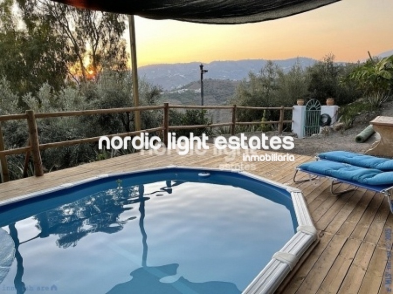 Exclusiva finca con 3 casas a solo 500 metros de Frigiliana