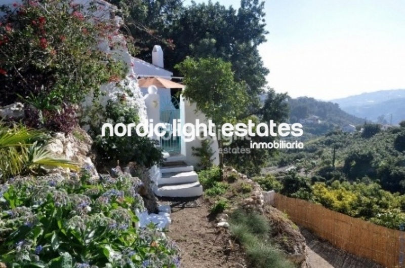 Exclusiva finca con 3 casas a solo 500 metros de Frigiliana
