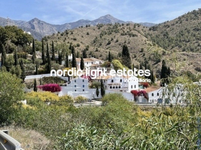Exclusiva finca con 3 casas a solo 500 metros de Frigiliana