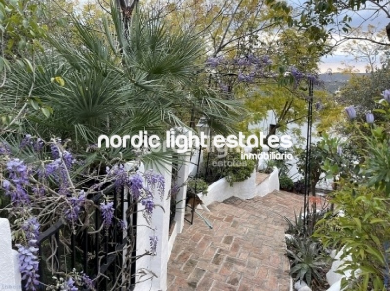 Exclusiva finca con 3 casas a solo 500 metros de Frigiliana