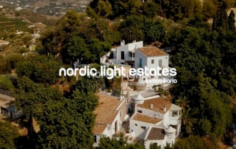 Exclusiva finca con 3 casas a solo 500 metros de Frigiliana
