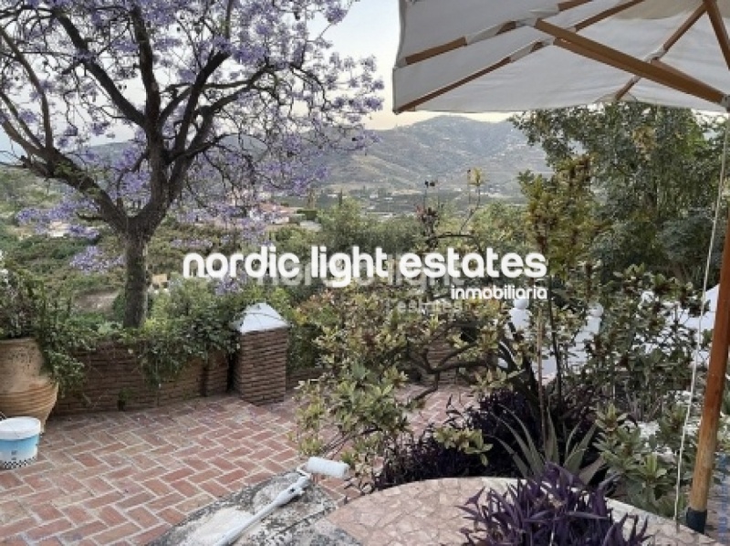 Exclusiva finca con 3 casas a solo 500 metros de Frigiliana