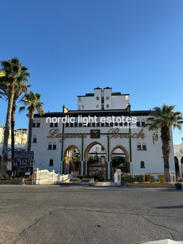 Elegante casa adosada a un paso del mar en la prestigiosa urbanización Laguna Beach 