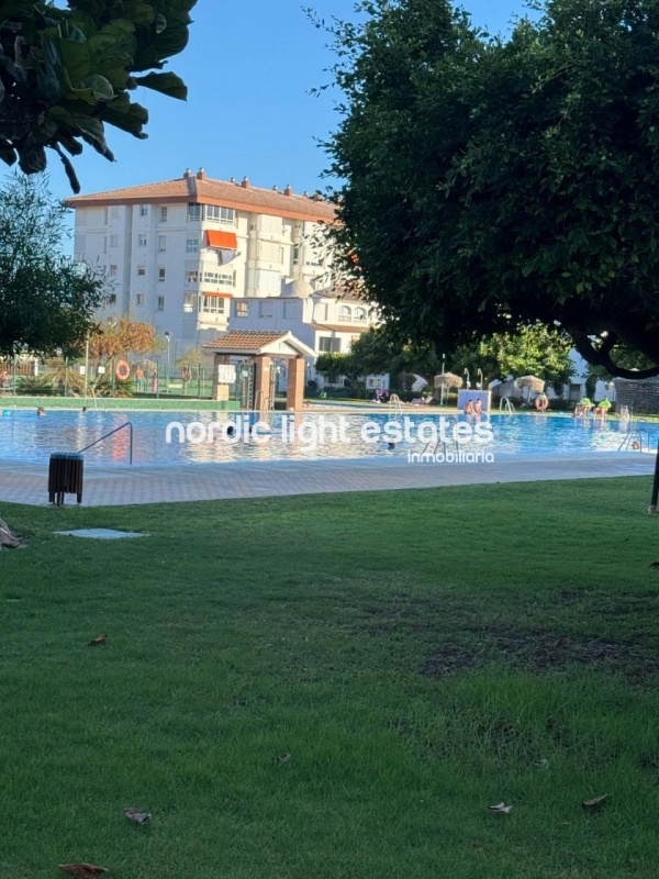 Elegante casa adosada a un paso del mar en la prestigiosa urbanización Laguna Beach 