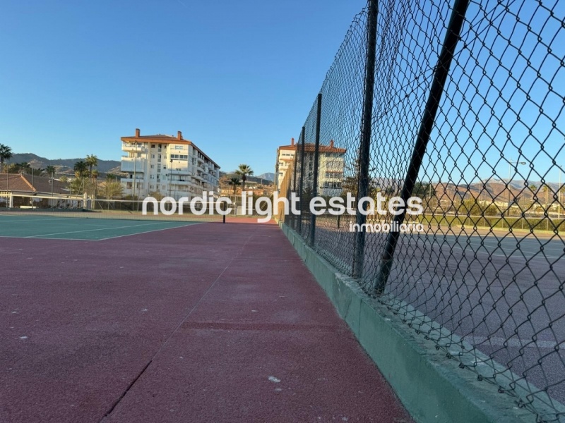 Elegante casa adosada a un paso del mar en la prestigiosa urbanización Laguna Beach 