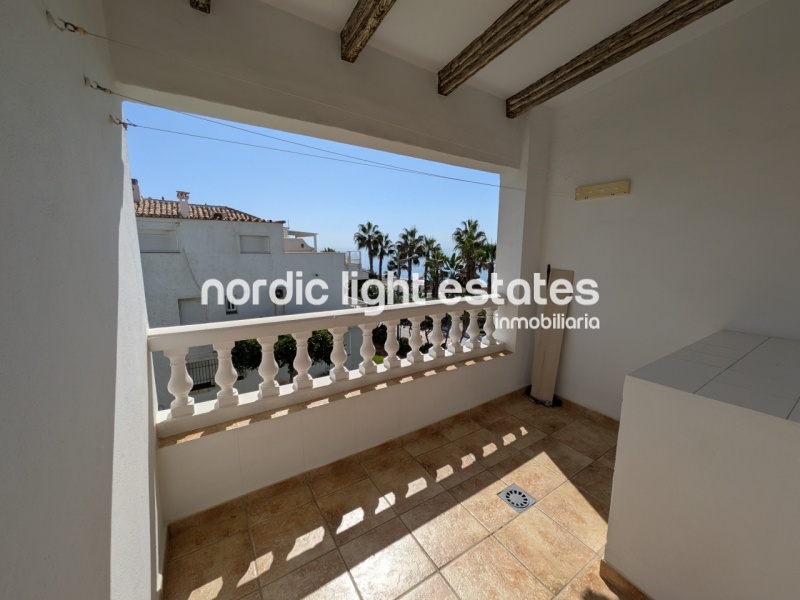 Elegante casa adosada a un paso del mar en la prestigiosa urbanización Laguna Beach 