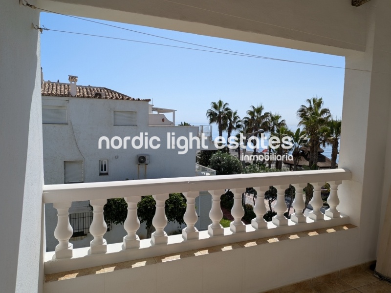 Elegante casa adosada a un paso del mar en la prestigiosa urbanización Laguna Beach 