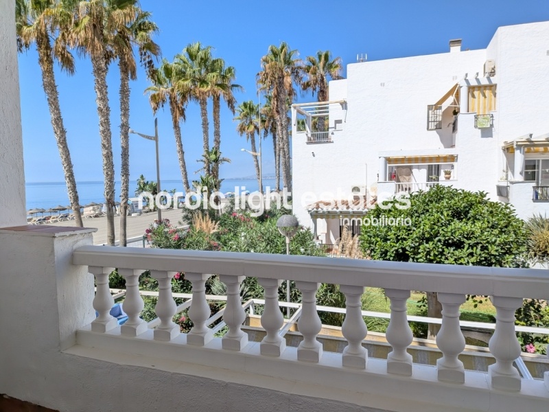 Elegante casa adosada a un paso del mar en la prestigiosa urbanización Laguna Beach 