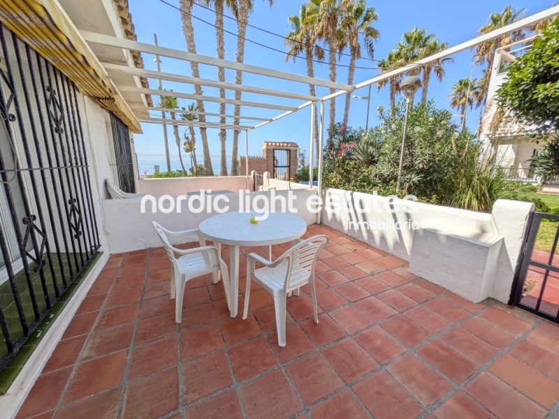Elegante casa adosada a un paso del mar en la prestigiosa urbanización Laguna Beach 