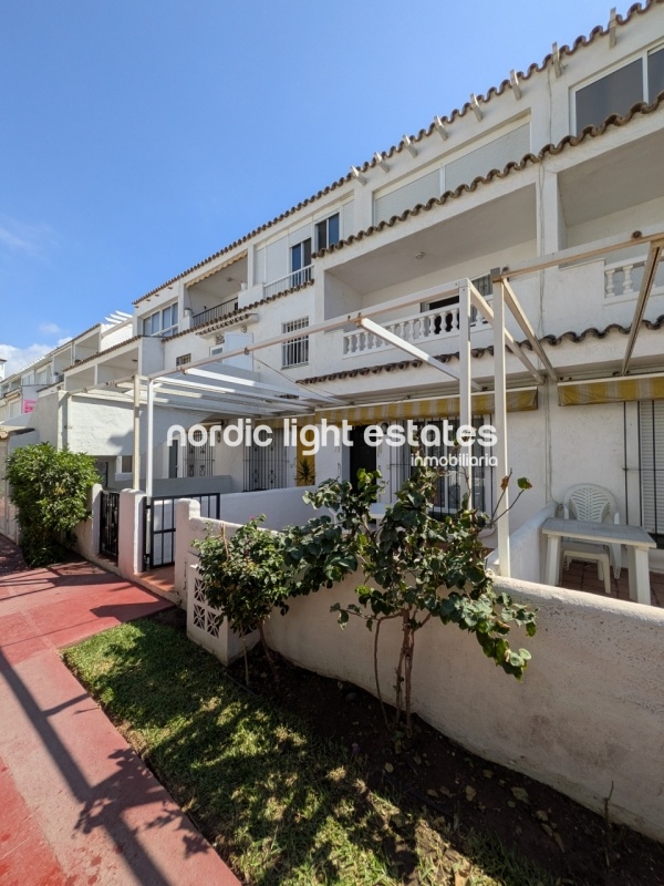 Elegante casa adosada a un paso del mar en la prestigiosa urbanización Laguna Beach 