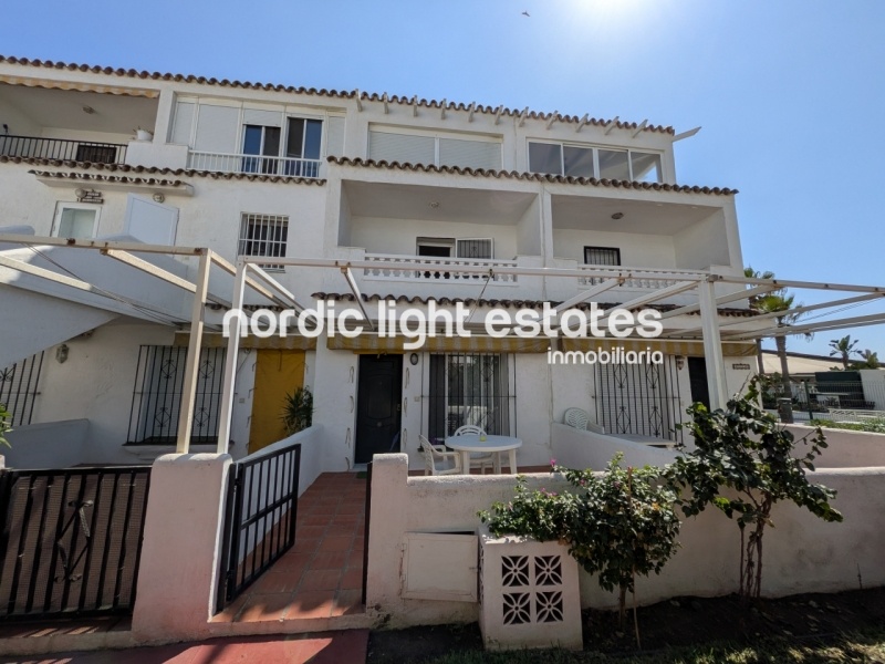 Elegante casa adosada a un paso del mar en la prestigiosa urbanización Laguna Beach 