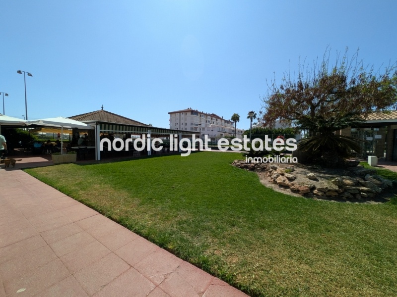 Elegante casa adosada a un paso del mar en la prestigiosa urbanización Laguna Beach 
