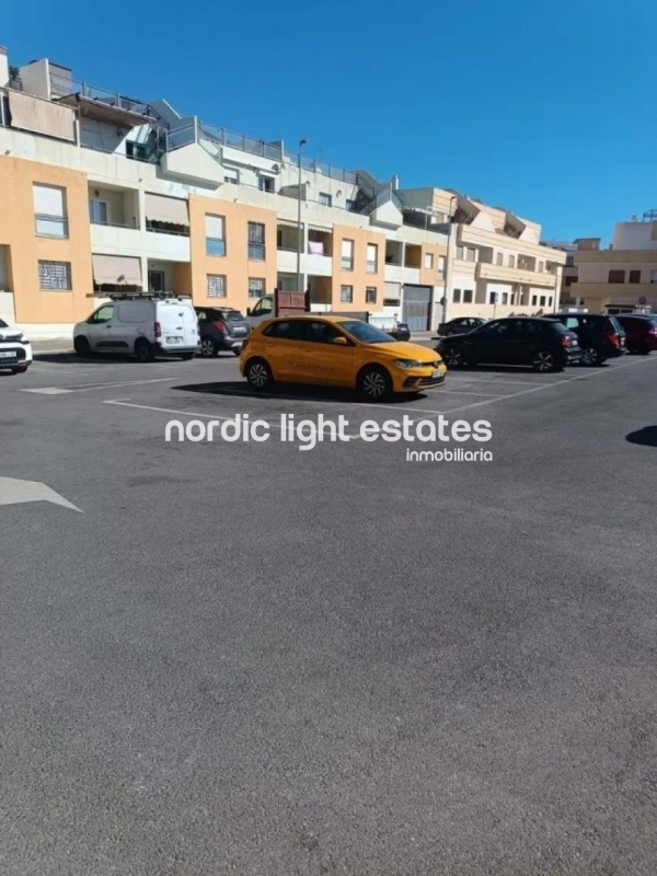 Cómodo piso con parking y piscina comunitaria