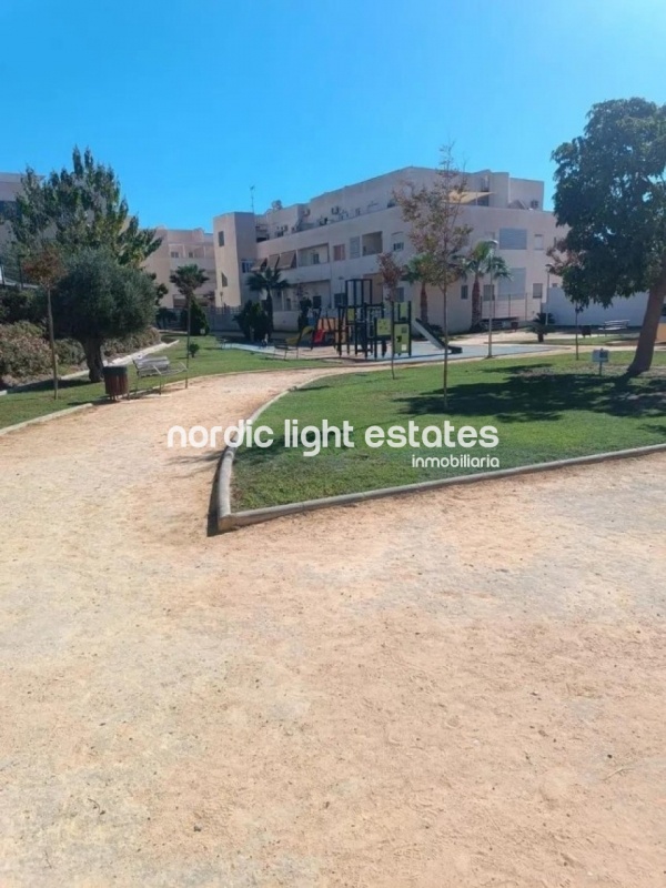 Cómodo piso con parking y piscina comunitaria