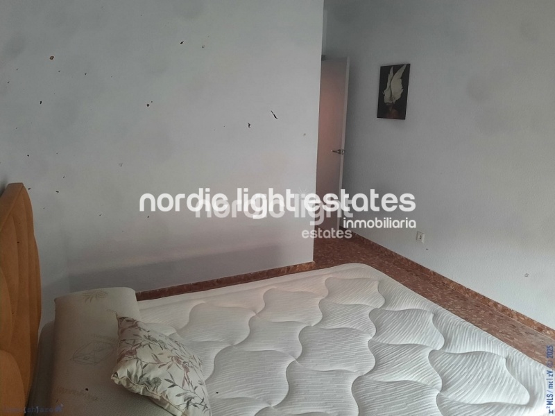 Top floor apartment to renovate