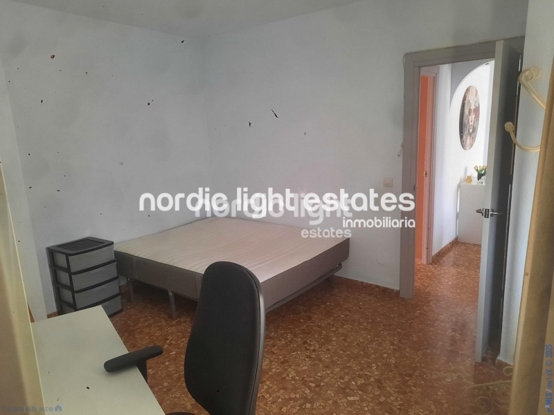 Top floor apartment to renovate