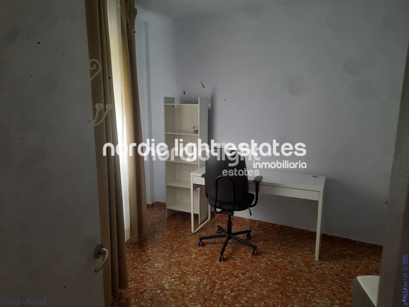 Top floor apartment to renovate