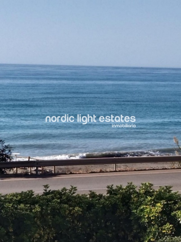 Pareado a solo 25 metros de la playa