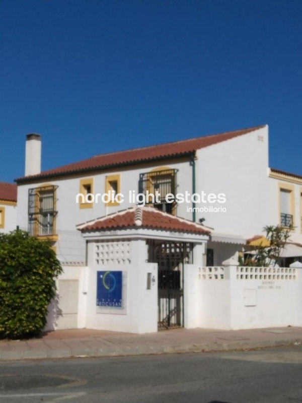 Pareado a solo 25 metros de la playa