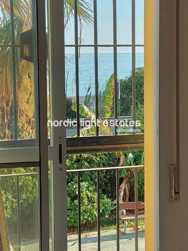 Pareado a solo 25 metros de la playa