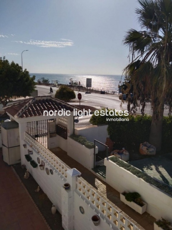 Pareado a solo 25 metros de la playa