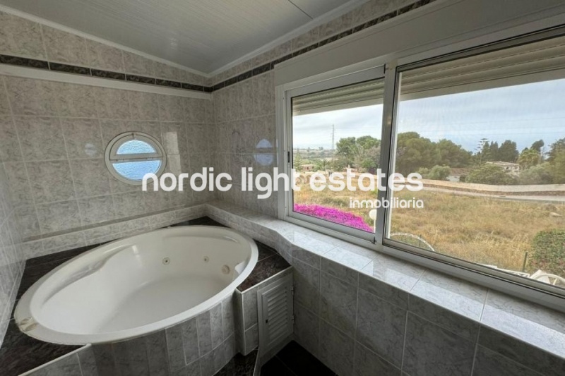 Casa reformada en Urb. Alhambra en Nerja