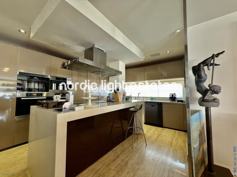 Exclusivo chalet adosado con cochera, 4 dormitorios