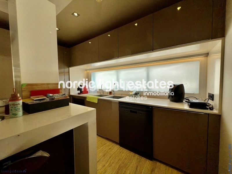 Exclusivo chalet adosado con cochera, 4 dormitorios