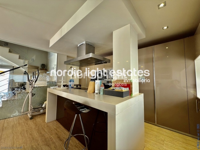 Exclusivo chalet adosado con cochera, 4 dormitorios