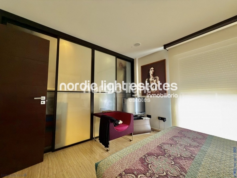 Exclusivo chalet adosado con cochera, 4 dormitorios