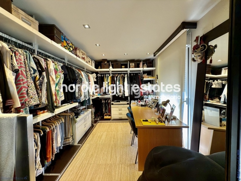 Exclusivo chalet adosado con cochera, 4 dormitorios