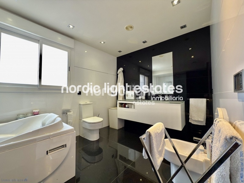 Exclusivo chalet adosado con cochera, 4 dormitorios