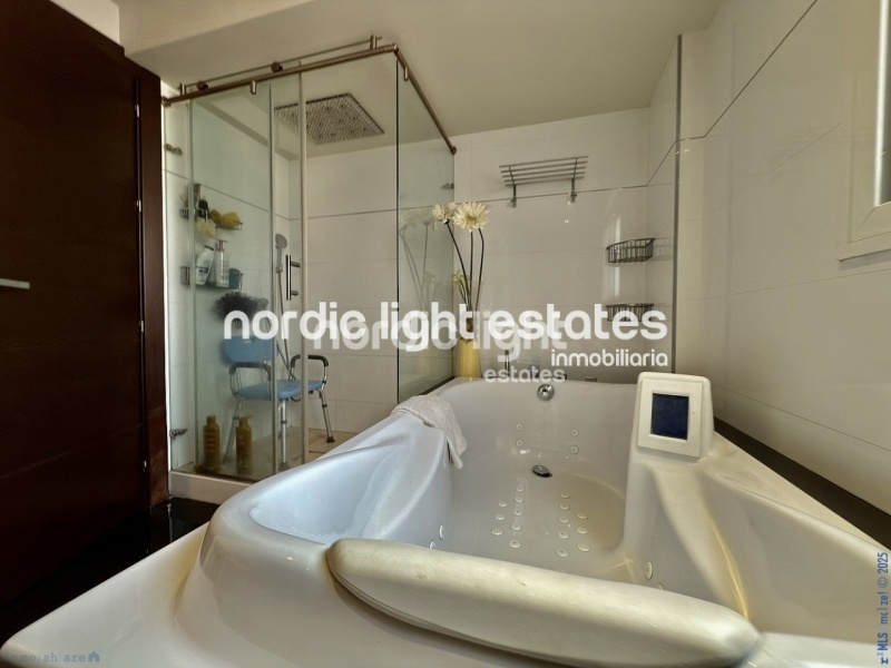 Exclusivo chalet adosado con cochera, 4 dormitorios