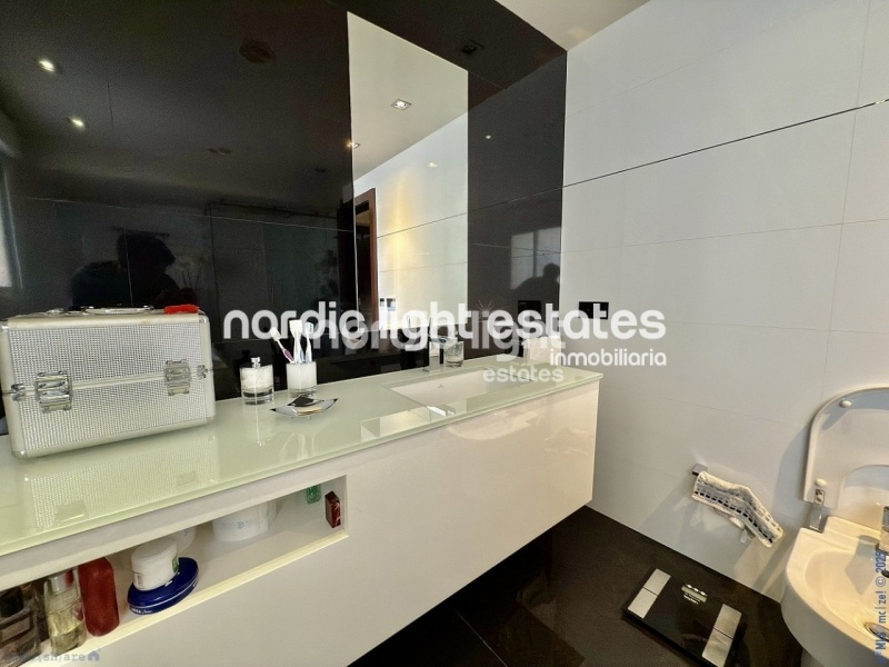 Exclusivo chalet adosado con cochera, 4 dormitorios