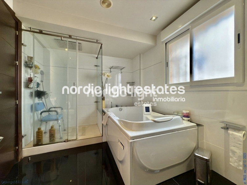 Exclusivo chalet adosado con cochera, 4 dormitorios