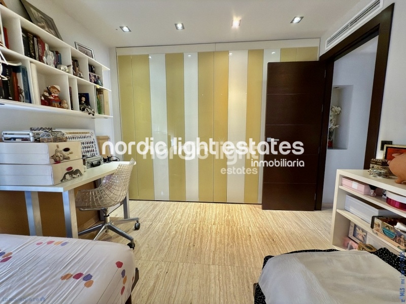 Exclusivo chalet adosado con cochera, 4 dormitorios