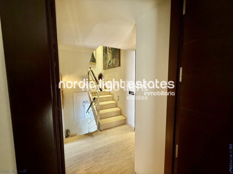 Exclusivo chalet adosado con cochera, 4 dormitorios