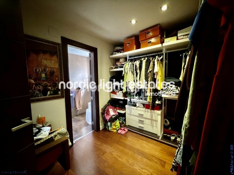 Exclusivo chalet adosado con cochera, 4 dormitorios