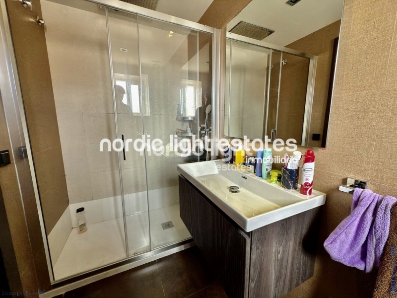 Exclusivo chalet adosado con cochera, 4 dormitorios