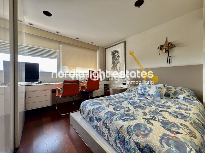 Exclusivo chalet adosado con cochera, 4 dormitorios