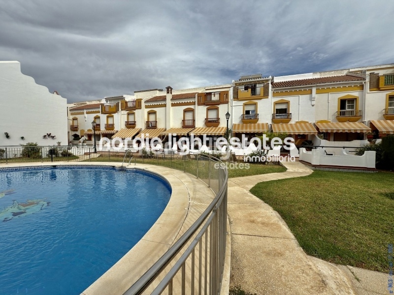 Exclusivo chalet adosado con cochera, 4 dormitorios