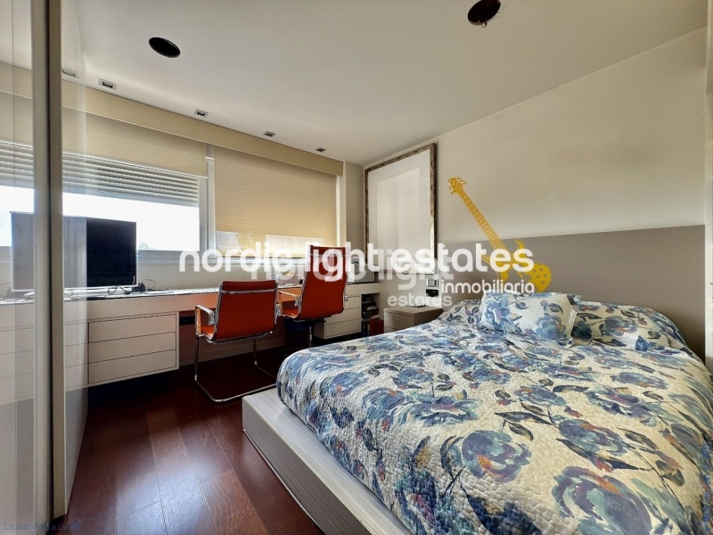 Exclusivo chalet adosado con cochera, 4 dormitorios