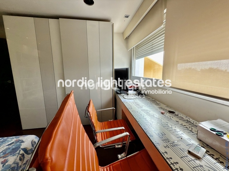 Exclusivo chalet adosado con cochera, 4 dormitorios