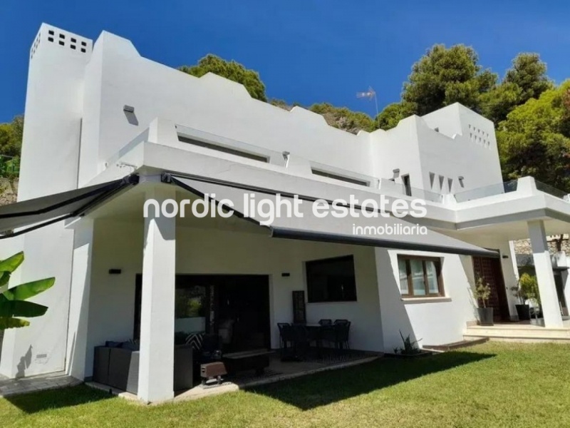 Luxury detached villa 6 beds, 5 baths 