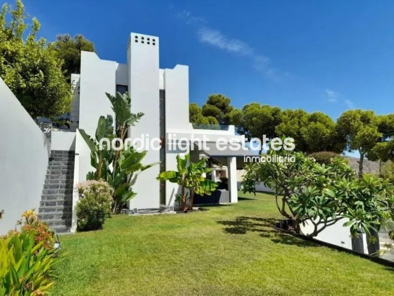 Luxury detached villa 6 beds, 5 baths 