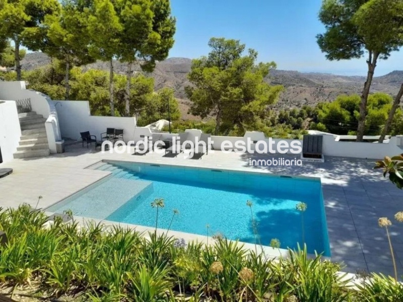 Luxury detached villa 6 beds, 5 baths 